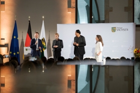 Foto: Die Bundesministerin für Bildung, Familie, Senioren, Frauen und Jugend, Karin Prien, eröffnete das Treffen mit einem Impulsvortrag zum Thema »Wirtschaftliche Eigenständigkeit von Frauen fördern – Gesellschaft und Wirtschaft stärken«.
Im Anschluss diskutierte Bundesministerin Prien gemeinsam mit der Staatsministerin der Justiz, Prof. Constanze Geiert, über dieses Thema. Moderiert wurde die Gesprächsrunde vom Journalisten und Fernsehmoderator Cherno Jobatey.