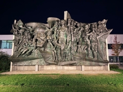 Foto: Marx-Reliefs auf dem Campus Jahnallee der Universität Leipzig