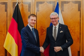 Foto: Ministerpräsident Michael Kretschmer führte Gespräche mit Vertretern aus der Politik und Wirtschaft zur Vertiefung der sächsisch-tschechischen Zusammenarbeit, darunter auch Austausch mit Karel Havlíček, Vize-Premierminister und Minister für Industrie und Handel der Tschechischen Republik.
