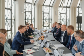 Foto: Ministerpräsident Michael Kretschmer führte Gespräche mit Vertretern aus der Politik und Wirtschaft zur Vertiefung der sächsisch-tschechischen Zusammenarbeit, darunter ein Wirtschaftsgespräch in der Deutsch-Tschechischen Industrie- und Handelskammer.