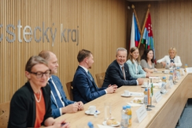 Foto: Ministerpräsident Michael Kretschmer führte Gespräche mit Vertretern aus der Politik und Wirtschaft zur Vertiefung der sächsisch-tschechischen Zusammenarbeit. Austausch mit dem Hauptmann der Nachbarregion Ústí nad Labem / Aussig, Richard Brabec.