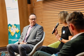 Foto: In einer Gesprächsrunde tauschten sich Staatsminister Dirk Panter, der Oberbürgermeister aus Hoyerswerda Torsten Ruban-Zeh, Robert Schurzig von der SAB sowie Antje Fritzsche von der SAENA zur kommunalen Wärmeplanung in Sachsen aus.
