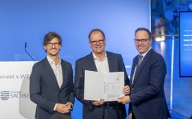 Foto: Der Freistaat Sachsen fördert Aufbau der Produktion von Recycling-Faserplatten in Kriebstein mit 9,85 Mio. Euro. Sachsens Wirtschaftsminister Dirk Panter (r) übergibt Förderbescheid an Wolfgang Köster, (Mitte) GF Honext x WEPA GmbH und Pol Merino,(li.) Managing Director Honext x WEPA Barcelona. Bild: SMWA | Ronald Bonss