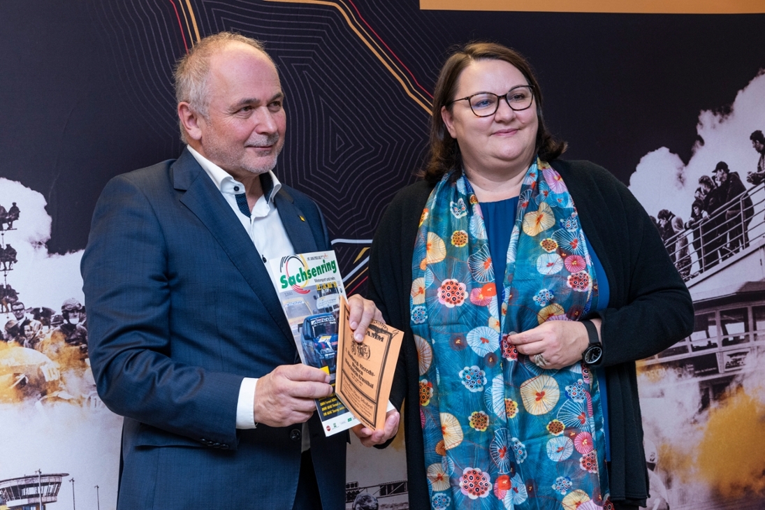 Am Dienstag, den 20. Oktober 2026, hat Klaus Klötzner, Vorstandsvorsitzender des ADAC Sachsen e.V., symbolisch die historischen Programmhefte an Katrin Stump, Generaldirektorin der SLUB Dresden, übergeben.