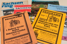 Foto: Einige der Sachsenring-Programmhefte, die für das Jubiläum digitalisiert werden.