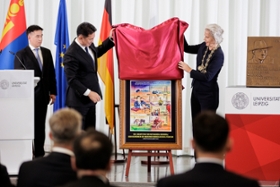 Foto: Die Rektorin der Universität Leipzig, Eva Inés Obergfell, und der Staatspräsident enthüllen eine Sonderbriefmarke anläßlich des 120. Geburtstages von Natsagdorj Dashdorj.