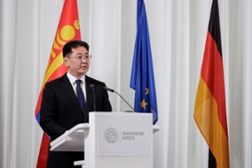 Foto: Staatspräsident KHURELSUKH Ukhnaa hält in der Universität Leipzig eine Rede.