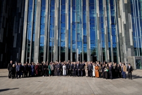 Foto: Gruppenfoto mit Teilnehmerinnen und Teilnehmern der internationalen Konferenz zu Ehren von Natsagdorj Dashdorj