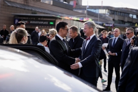 Foto: Staatspräsident KHURELSUKH Ukhnaa (l.) und Staatskanzleichef Dr. Andreas Handschuh stehen auf dem Augustusplatz in Leipzig.