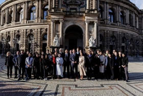 Foto: Der Staatspräsident der Mongolei, KHURELSUKH Ukhnaa, kam im Rahmen seines Staatsbesuches in Deutschland auch nach Sachsen und besuchte am 22. Oktober 2026 Leipzig und Dresden. Gruppenfoto, aufgenommen vor der Semperoper in Dresden.