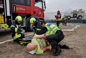 Foto: Versorgung einer verletzten Person (Dummy) bei der MuRe26