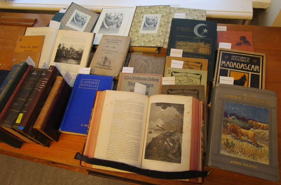 Bücher aus dem Eigentum Julius Hellmann, die in der ZLB Berlin aufgefunden wurden.