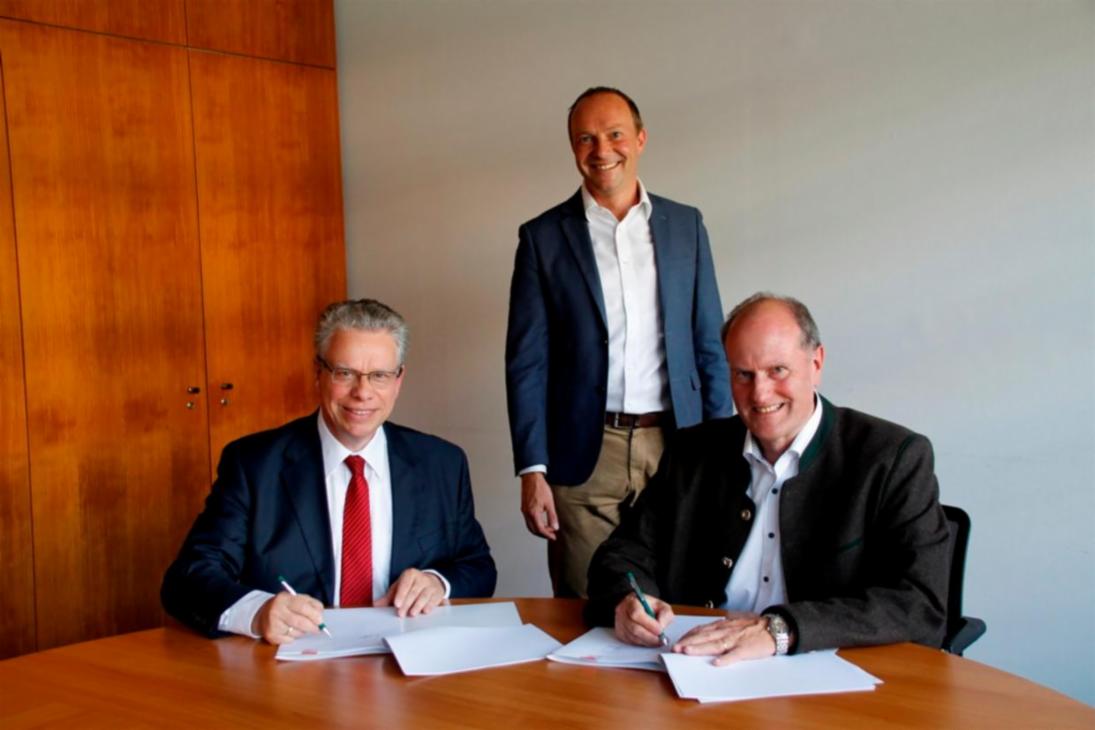 Landessportpräsident Ulrich Franzen (links) und Landesforstpräsident Utz Hempfling unterzeichnen im Beisein von Forstminister Günther (Mitte) die neue Kooperationsvereinbarung.